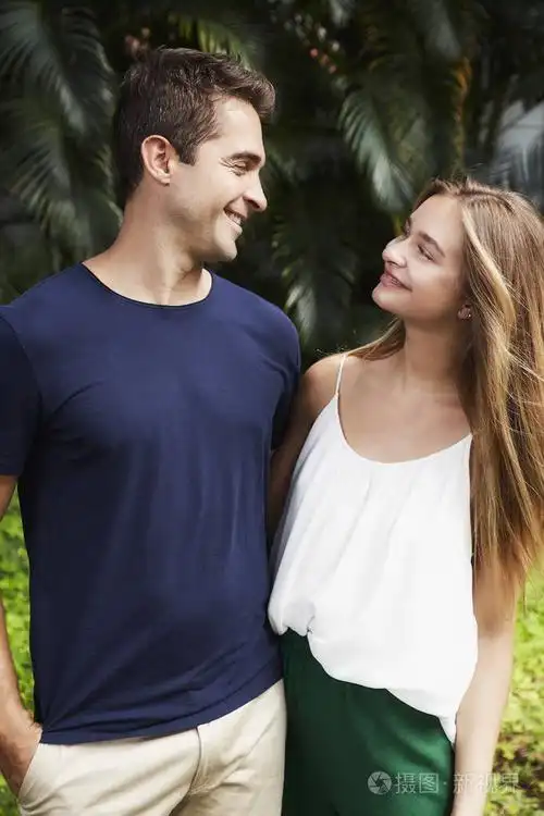 快乐的穿着便装的情侣, 微笑着照片-正版商用图片0bhvlt-摄图新视界