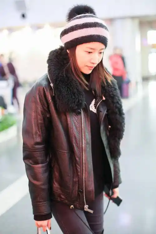 原创董洁又素颜走机场穿皮夹克配牛仔裤过膝长靴时髦洋气又显嫩