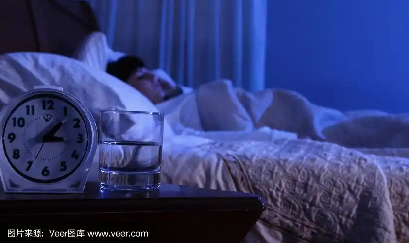 晚上独自睡觉的女人