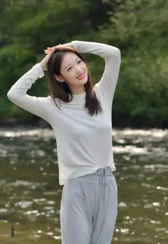 单人怎么拍照好看,8个拍照姿势,简约易学,拍得上镜好看