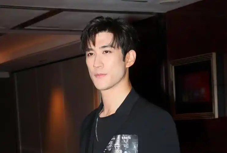 与混血甜美娇妻餐厅深情拥吻,撞脸热巴_李治廷_因为_爱情