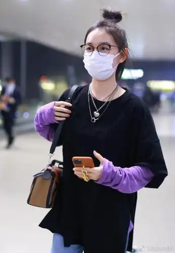 机场街拍蒋依依黑紫撞色卫衣浅蓝色牛仔裤可爱美丽