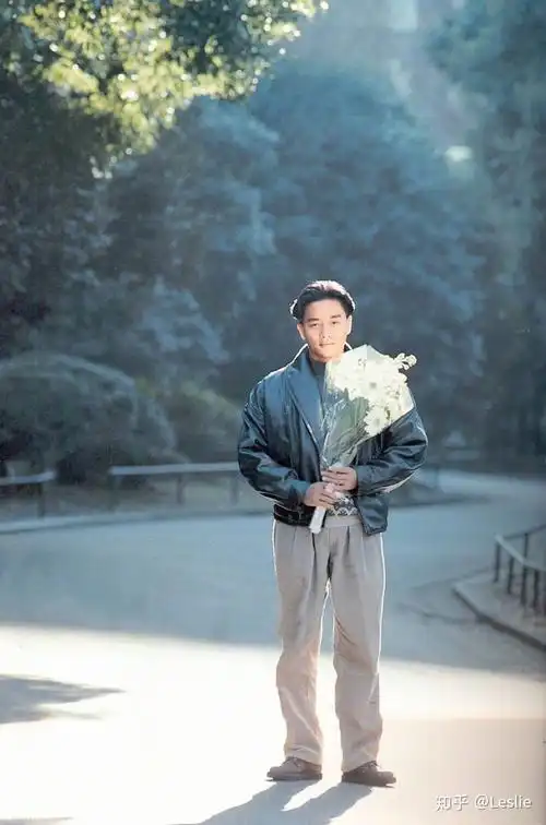 你有没有张国荣抱着一束鲜花的照片