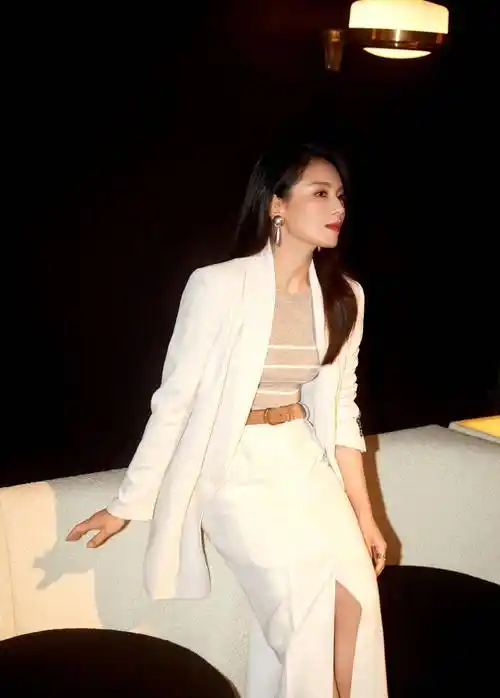 刘涛西装搭配半身开叉裙,精致优雅又减龄,44岁身材好!_气质_造型_技巧