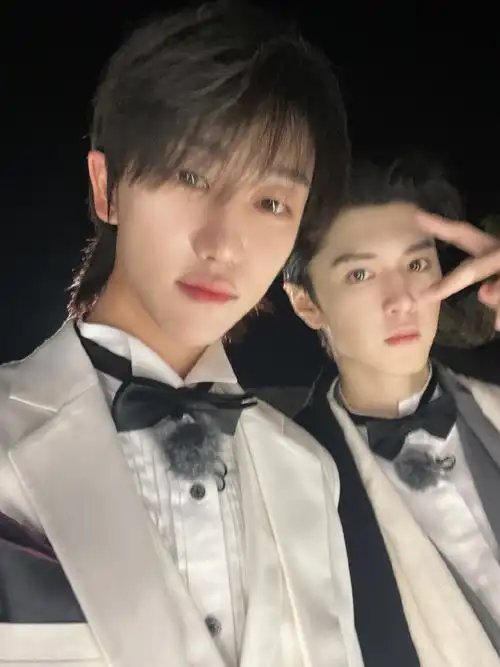 徐明浩晒与陈哲远的合照,氛围感帅哥真的很难不爱__财经头条