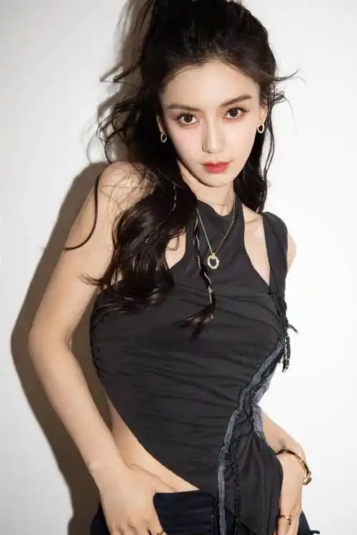 angelababy最新写真美照,身穿黑色露肩背心搭配工装裤,活力酷飒 – 爱