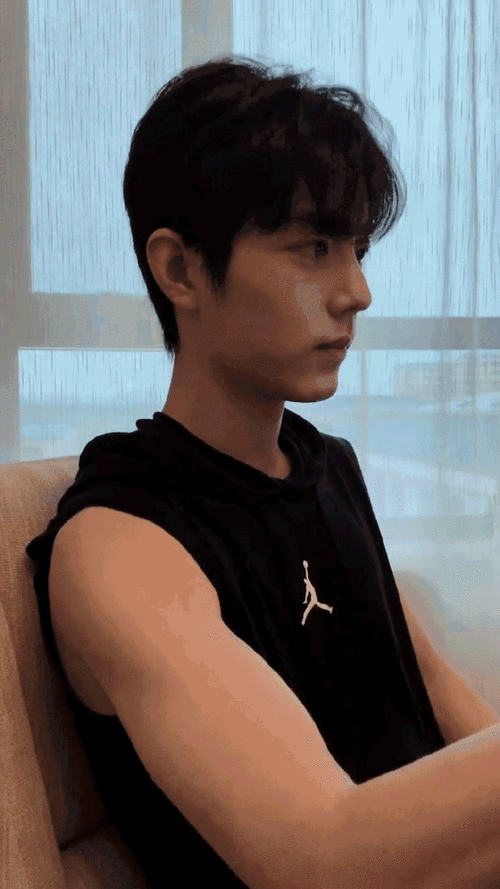 肖战出道四周年#肖战四周年福利动图9p手臂肌肉线条再苏也还是憨憨没