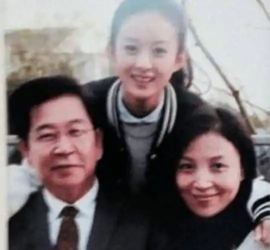 赵丽颖弟弟:为照顾父母在老家打工,赵丽颖大火后回报他两房一车_赵建