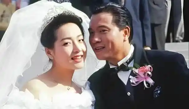 从江湖大哥到无人问津,曾红过刘德华的万梓良,晚年沦落酒吧卖唱