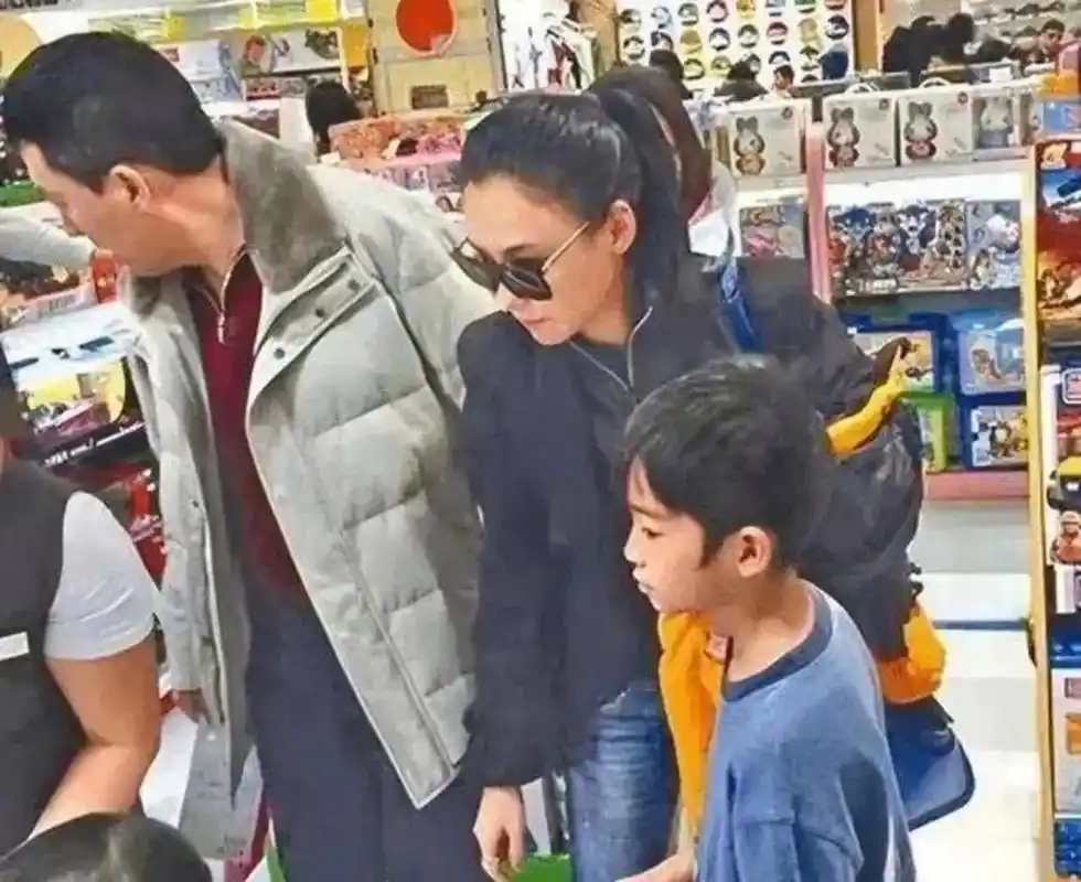 张柏芝与孙东海泳池甜蜜约会,看来三娃的生父揭秘了.