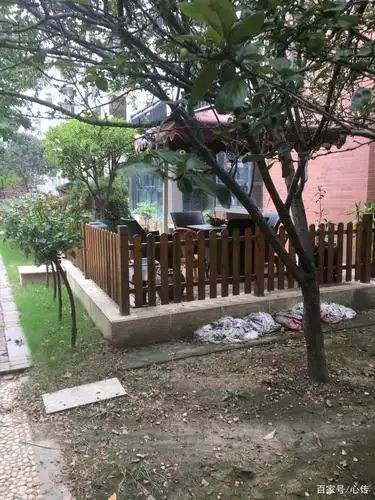 入秋的小区景色宜人,小区一楼400平带小院如同别墅