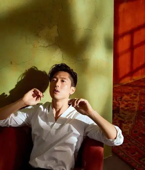 颜值爆棚!凌潇肃时尚大片 身穿白色西装 帅气有型