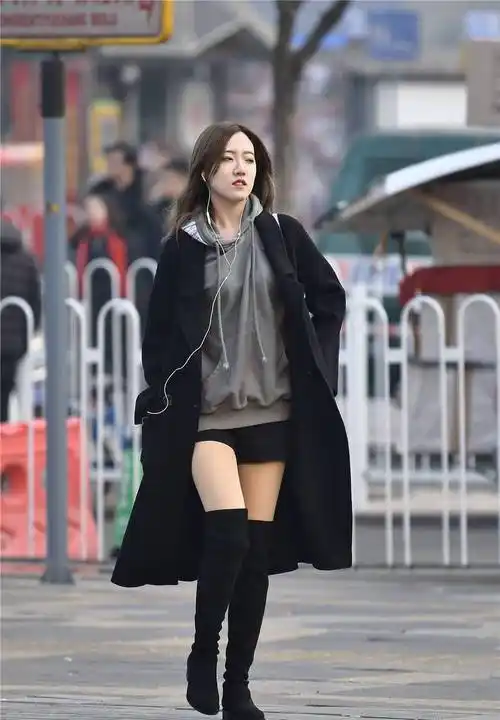 黑色绒面过膝靴,搭配呢子大衣,靴子要是高跟款式更好看_风格_生活