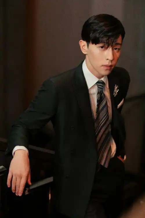 邓伦#此时此刻超级想看老公穿西装  今年生日可以拥有新的西装小王子