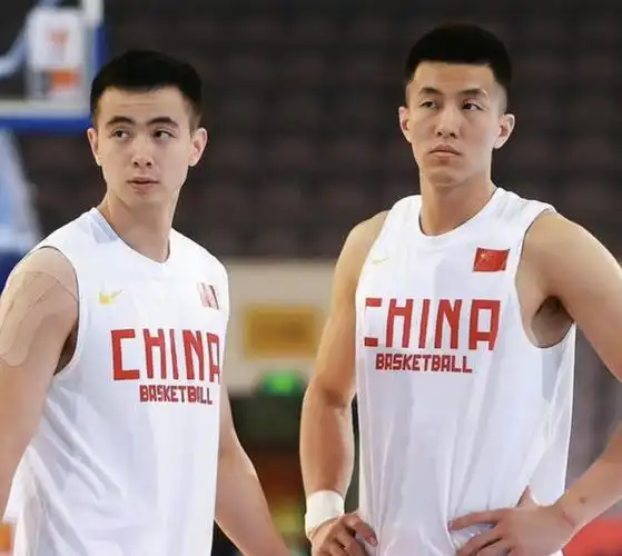 赵继伟受伤郭艾伦赶紧上前关注辽篮双子星友谊深厚并肩战斗