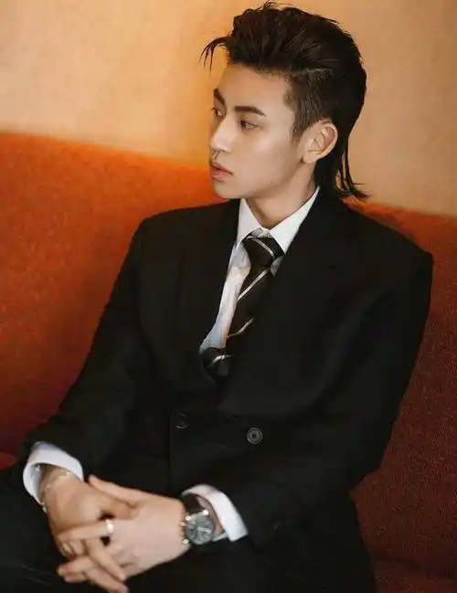 胡一天五官硬朗