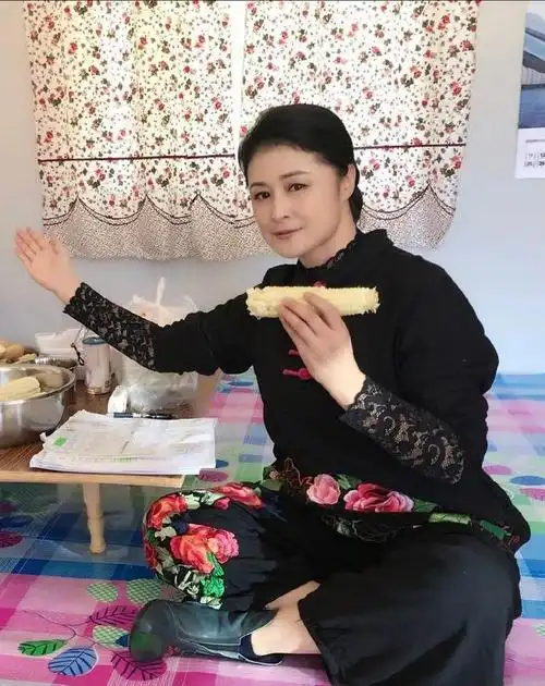 乡村爱情谢大脚原来这么美黑色礼服高盘发哪像47岁