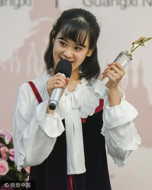 "好声音"陈永馨评为青年友好交流之星获高层颁奖喜逐颜开