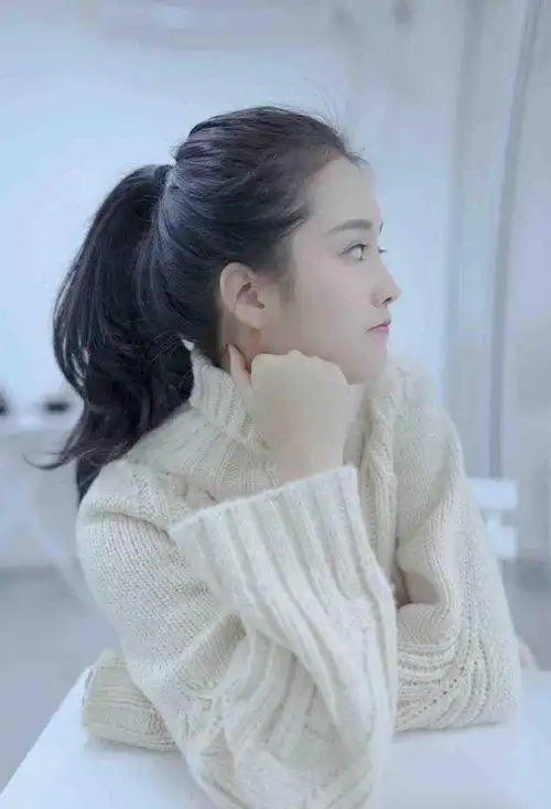 专属大脸风尚歪扎马尾辫子 韩式高辫炫出女生魅力风采