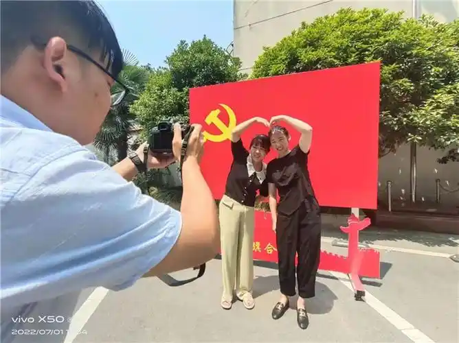 提能力转作风"演讲比赛,重温入党誓词,上专题党课,与党旗合影,七一