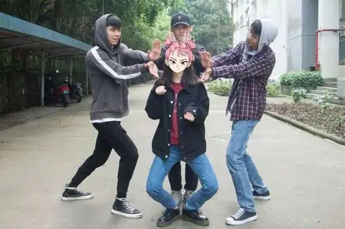 四人组动作要领:中间的人双手交叉与另外两个人比成爱心状,旁边二人在