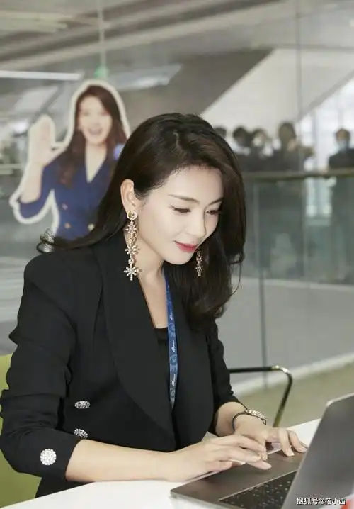 刘涛的直播事业红红火火,穿搭也越来越时髦,一身灰绿搭配真洋气_西装