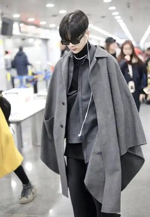 周震南机场穿搭:身着大斗篷的另类时尚,小脑袋大想