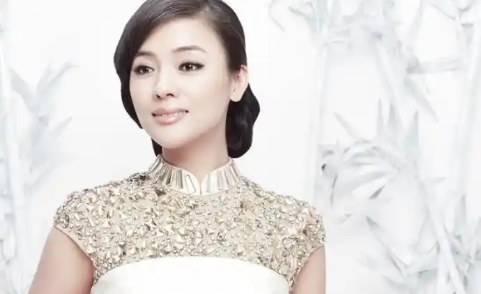 但是关于他老婆有很多的说法,网上有人说央视主持人陈思思是他的老婆