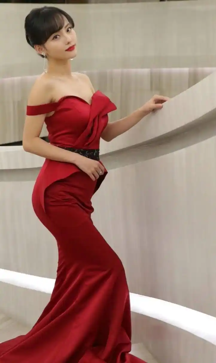 张嘉倪# 前凸后翘的傲人身材,丰满傲人的事业线,性感火辣