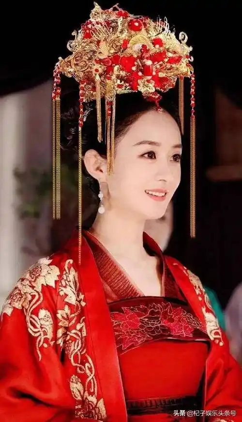 前者是赵丽颖早期饰演的角色,相较于后者,那时候的赵丽颖,还有些许的