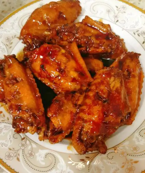 好吃到舔手指的蜜汁红烧鸡翅,鲜嫩多汁今天分享给你们红烧鸡翅做法,真