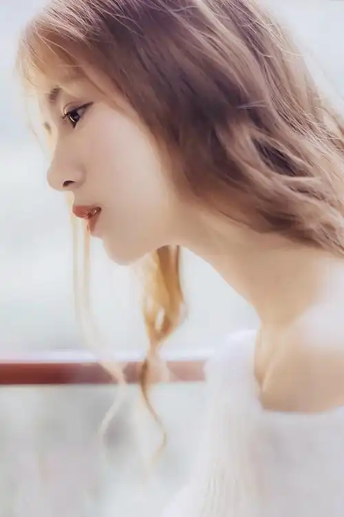 白皙性感美女侧脸唯美意境写真图片