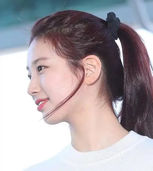 很少看到裴秀智绑头发,如今染成酒红色绑个马尾,感觉都不一样了