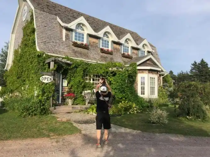 北京女孩18岁留学加拿大,为生存,洗碗端盘子,国外没想象的好