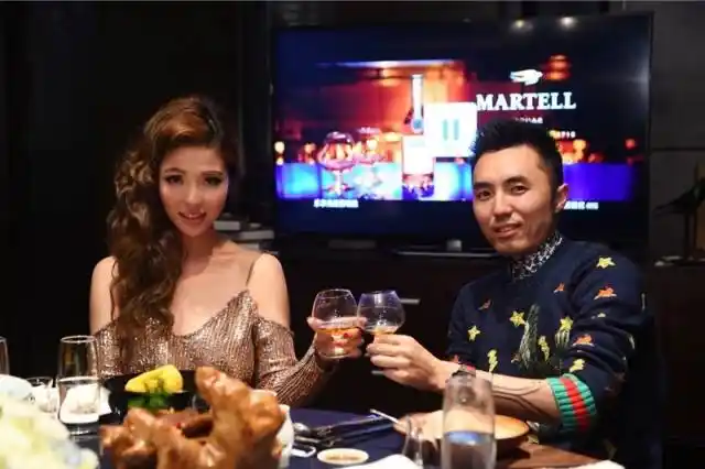 位 "19号公路超跑俱乐部"创办人——向以伟 成都第一名媛—— 曾美娟