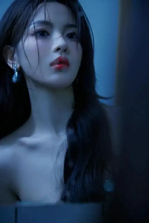 杨超越最新美照分享,一袭只此青绿亮片露肩开叉长裙,惊艳的美! - 知乎