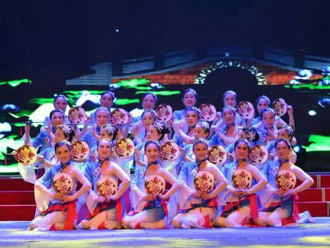 古典二年表演节目《春和乐游》的舞台上,台下,教室里的拍照