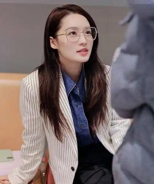 李沁条纹西装配工装裤,帅气知性,格外的干练飒爽_时尚_线条_演技