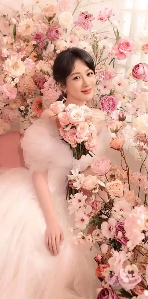 杨紫520婚纱大片,玫瑰粉氛围浪漫唯美,勾勒轻盈曼妙姿态!