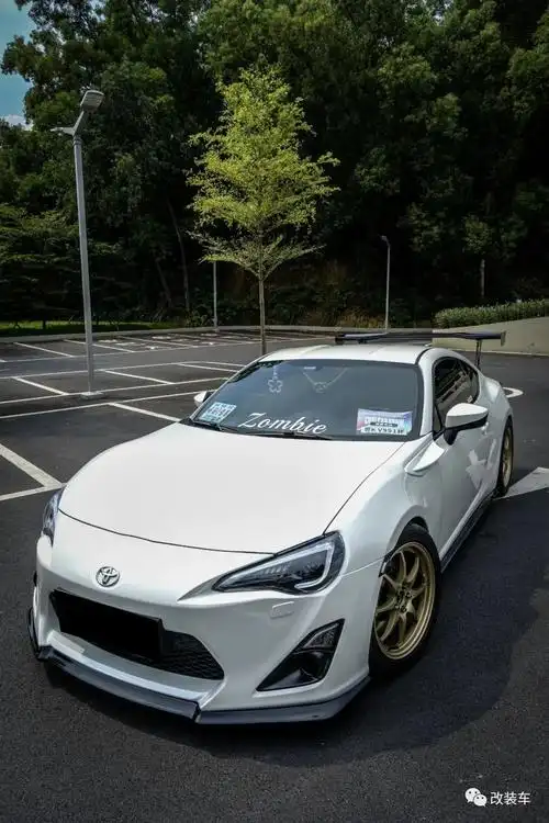 将两台改装好的8代思域卖了,换了一辆丰田86来玩竞技