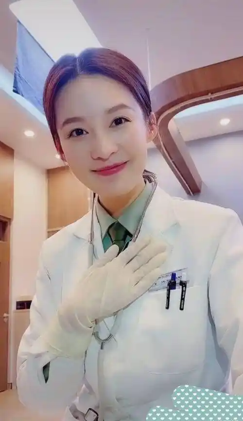 李沁和小孩子拍视频,下巴立马出现断层