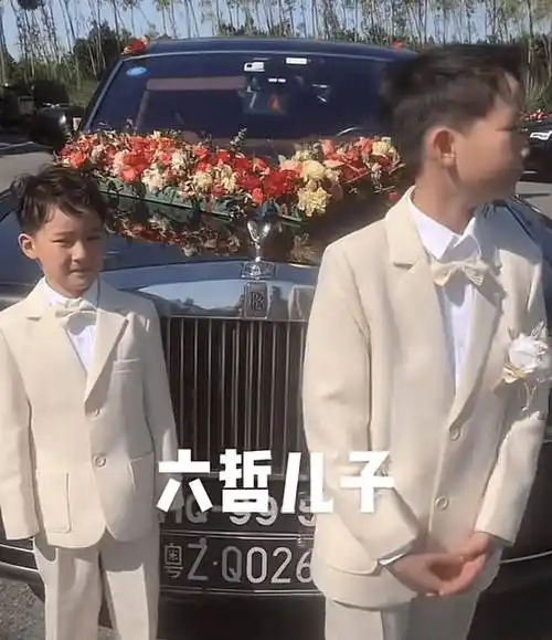 38岁歌手六哲返回老家补办婚礼!