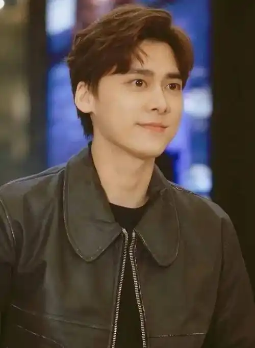 原创李易峰中分顺滑直发一身灰色西装像个乖乖男孩