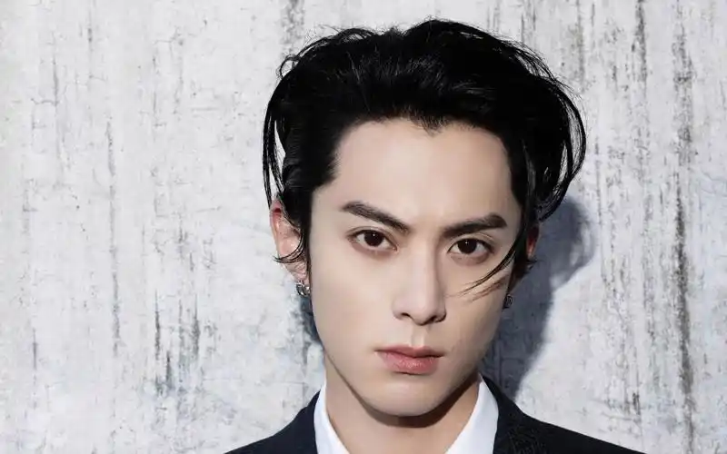 王鹤棣荣获尖叫男演员 帅气登台男神范儿十足