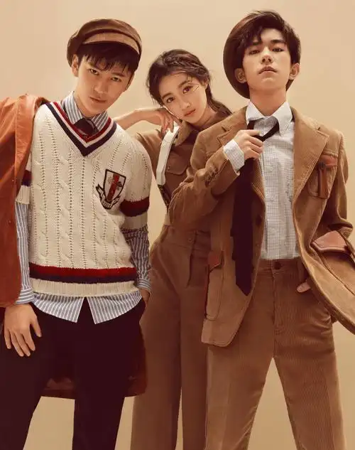 易烊千玺王嘉关晓彤合体耍帅史上最酷三人行封面