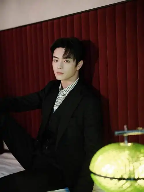 许凯最新大片释出条纹衬衫黑西装造型极简风好帅气