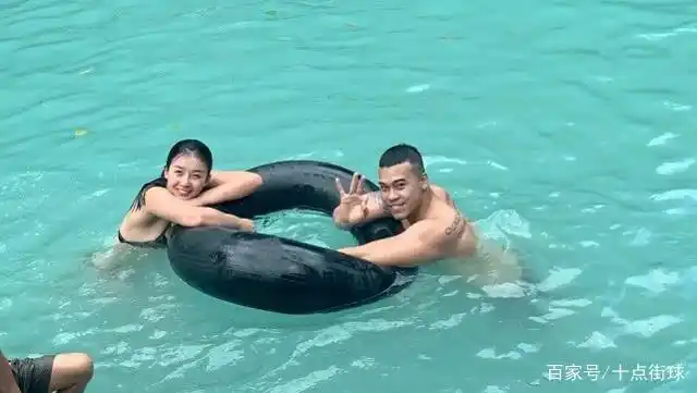 张曼源情人节撒狗粮,晒与肌肉男友泳装亲吻照,男友爱健身爱篮球