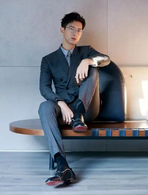 李现西装皮鞋黑袜