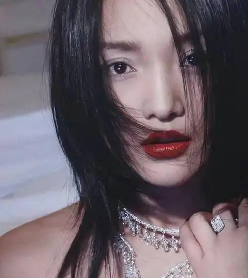 周迅28年经历9段感情未果,天生的演员,可是感情史却十分坎坷