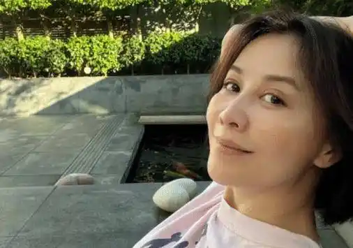 56岁刘嘉玲晒素颜晨跑照,身材纤细状态绝了,穿百元运动鞋接地气_生活